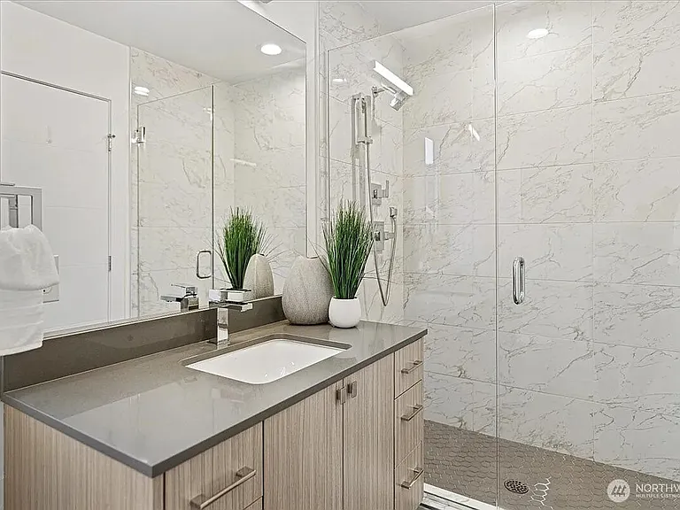 2310 W Newton St — Photo 9