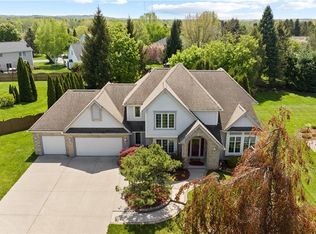 23 Sunberry Dr, Penfield, NY 14526