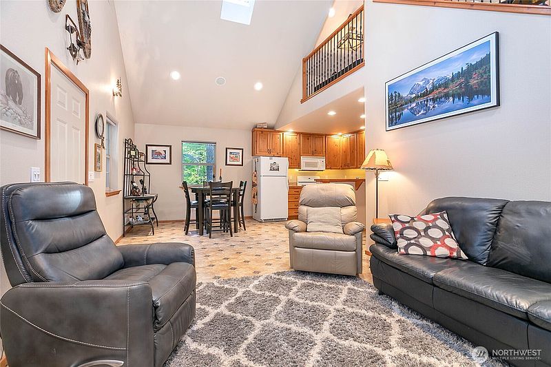 4th image of 6978 Rainier Way