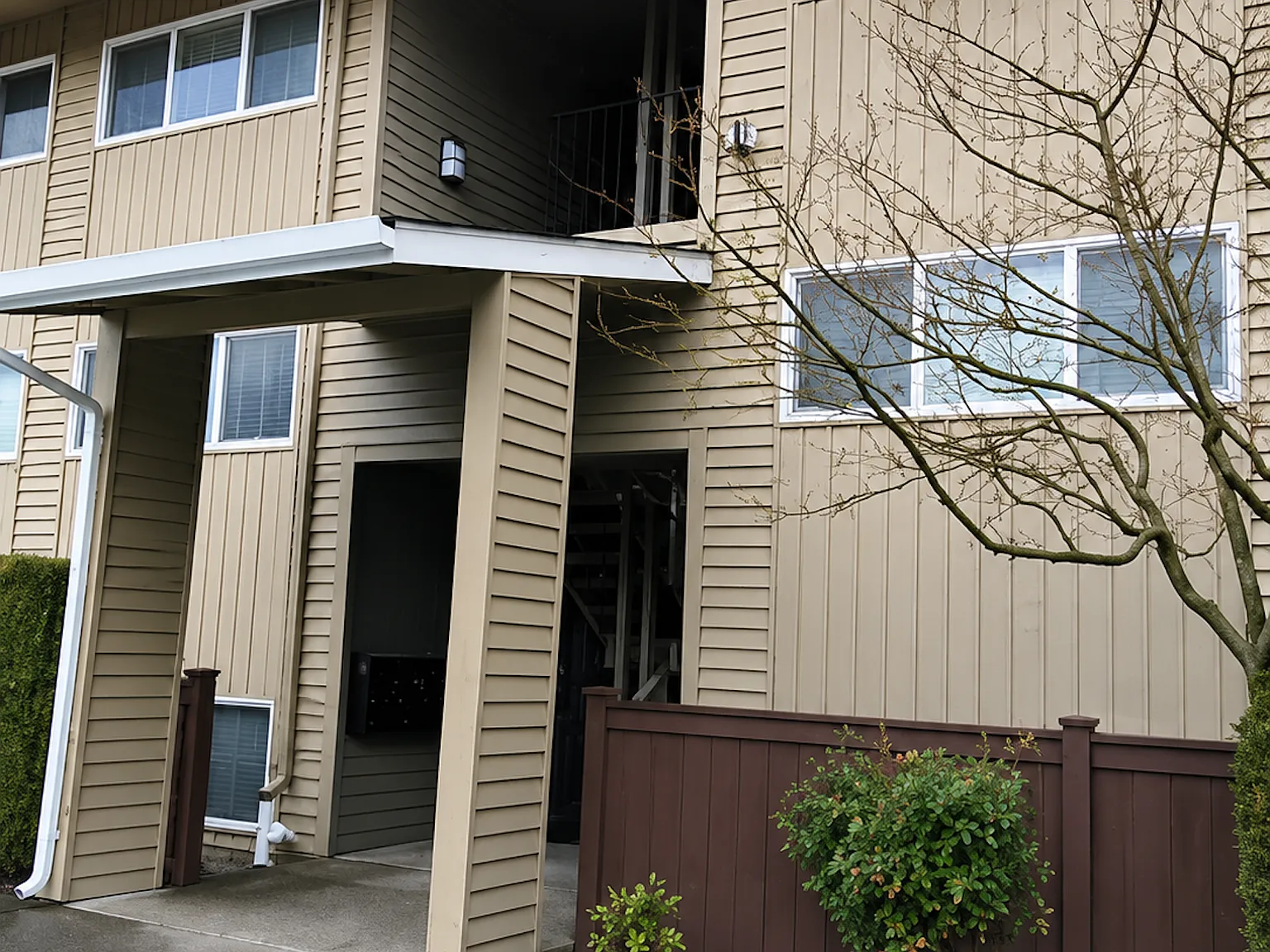 Lovely Houghton Condo in Kirkland — Photo 1