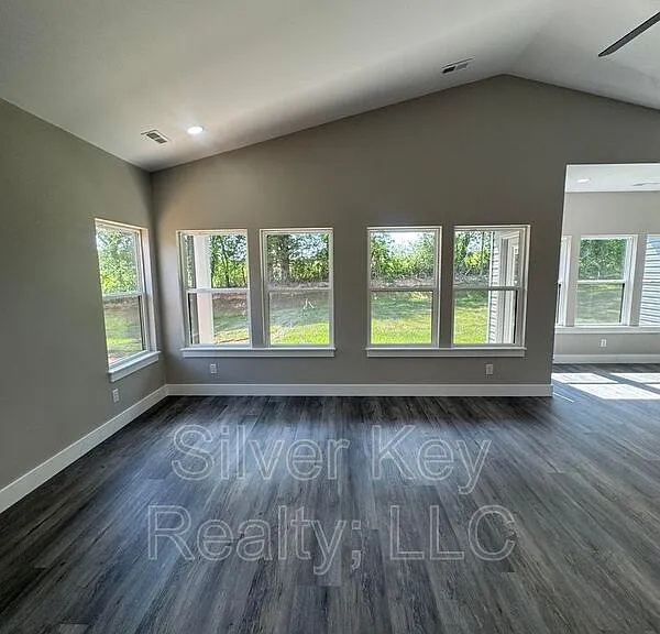 920 Stratford Ave — Photo 10