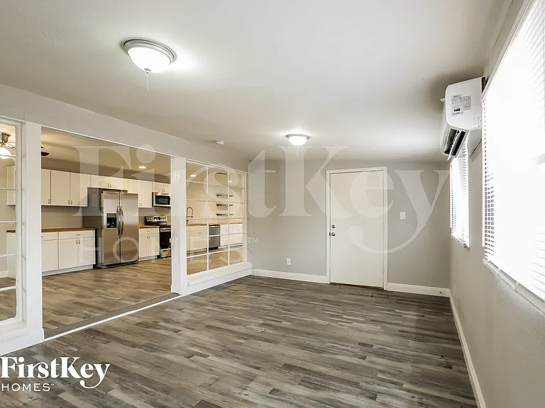5361 N 61st Dr — Photo 5
