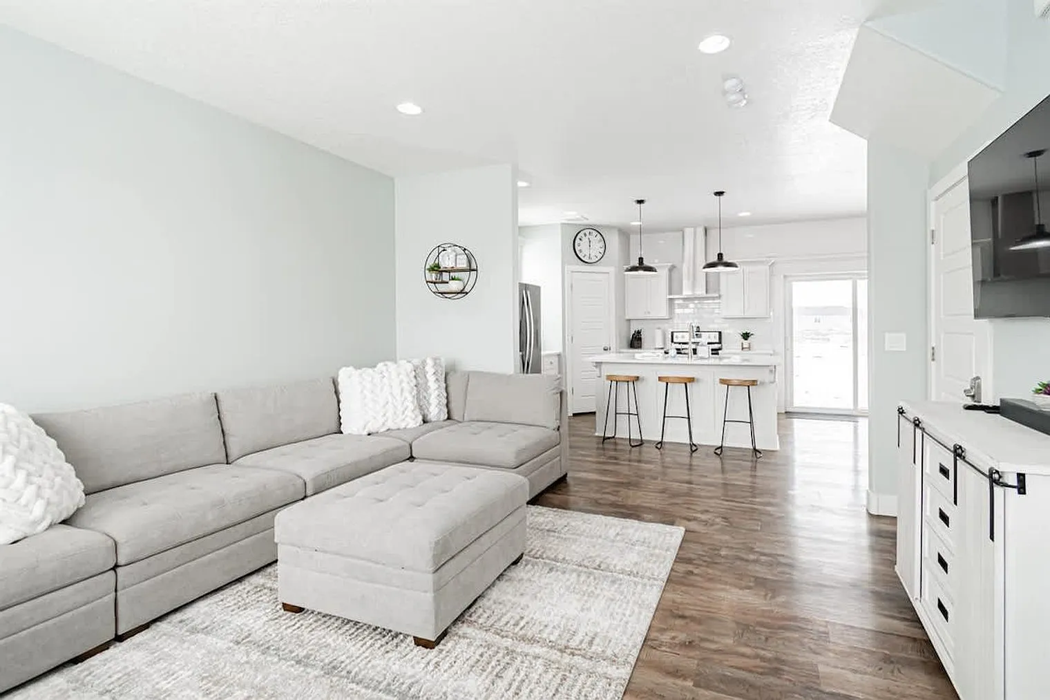 3 bed, 2.0 bath, $5,989 — Photo 3