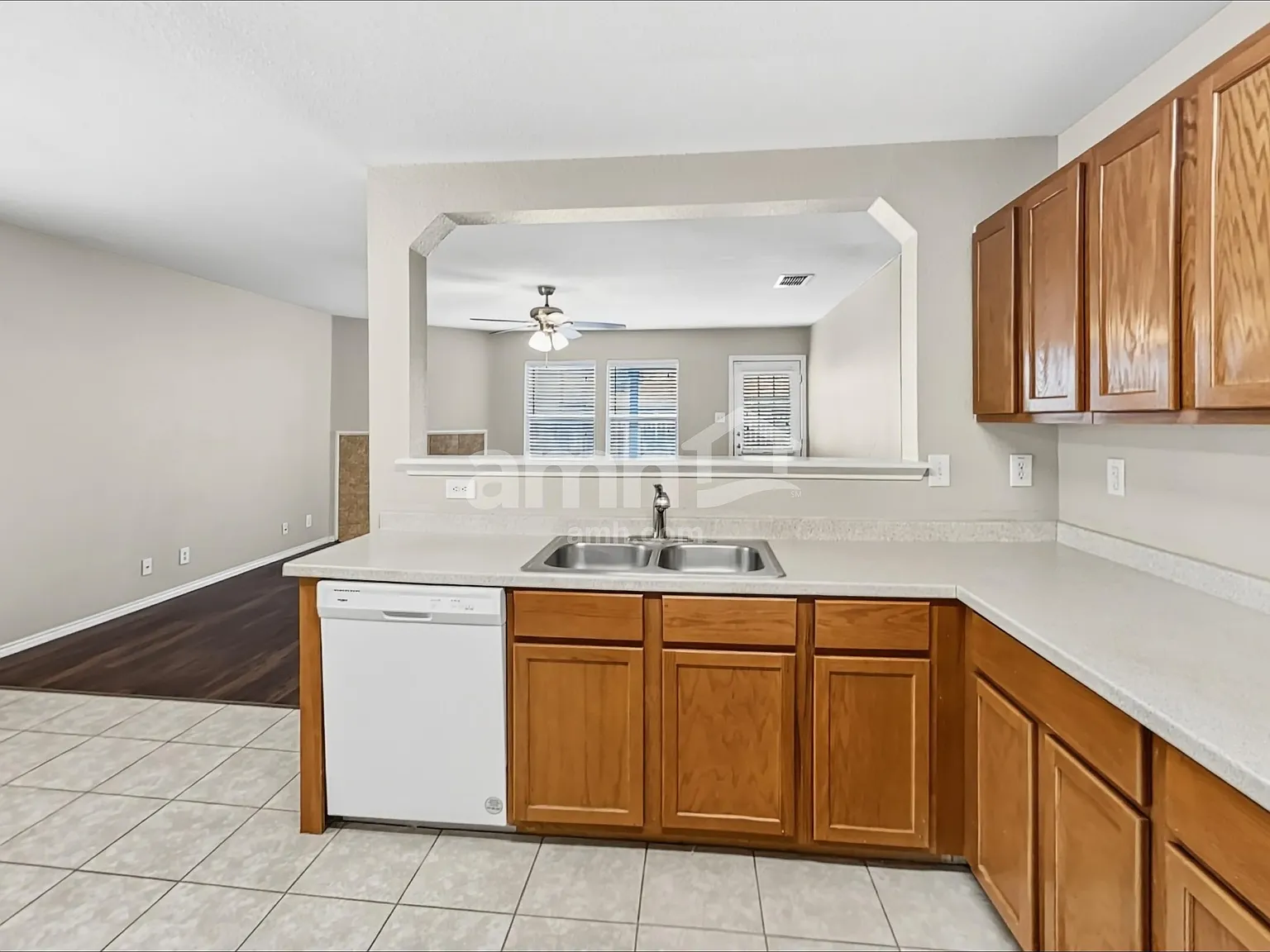 4 bed, 2.5 bath, 2595 sqft, $2,025 — Photo 4