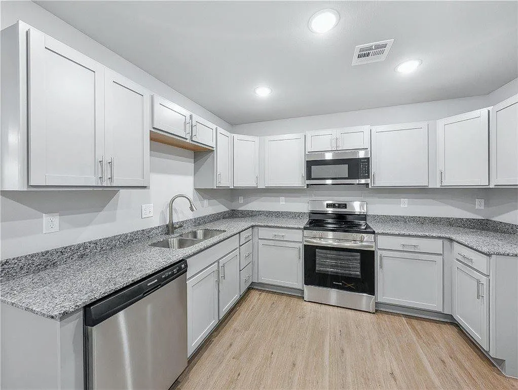 3 bed, 2512 sqft, $1,495 — Photo 3