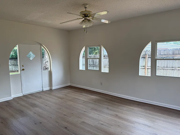 401 Crystal Ln — Photo 15