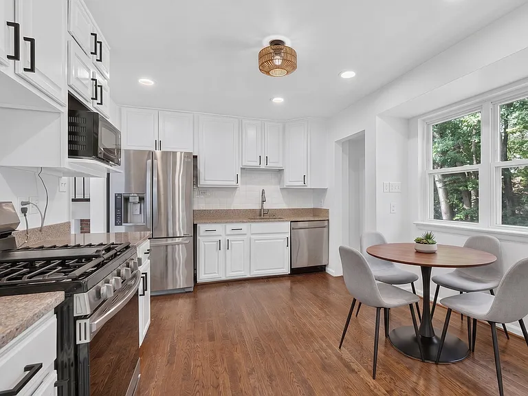 Eat-in kitchen