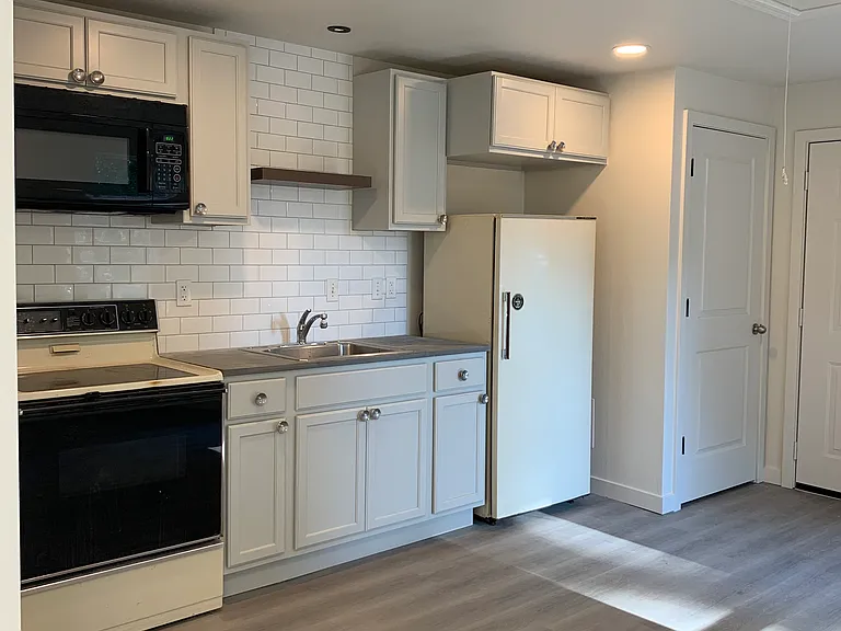 3000 E 33rd St #STUDIO — Photo 11