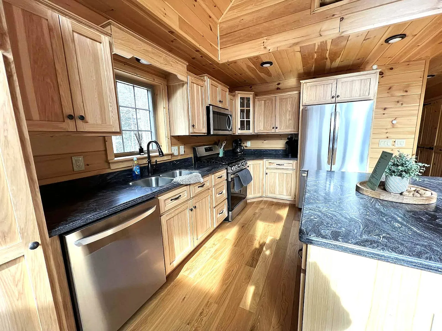 4 bed, 3.0 bath, $8,250 — Photo 4