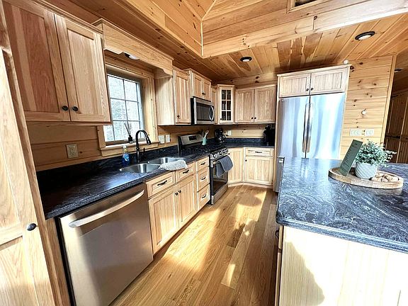 4th image of 32 Twin Pond Rd