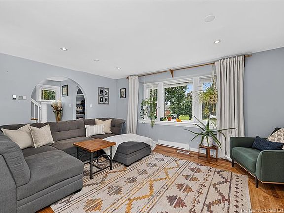 3rd image of 76 Renfrew St