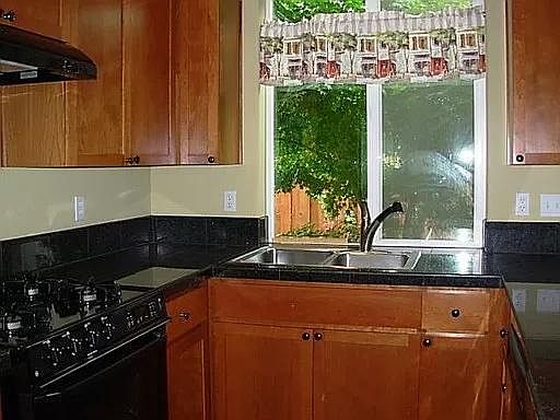 5th image of 480 NE 60th Ave