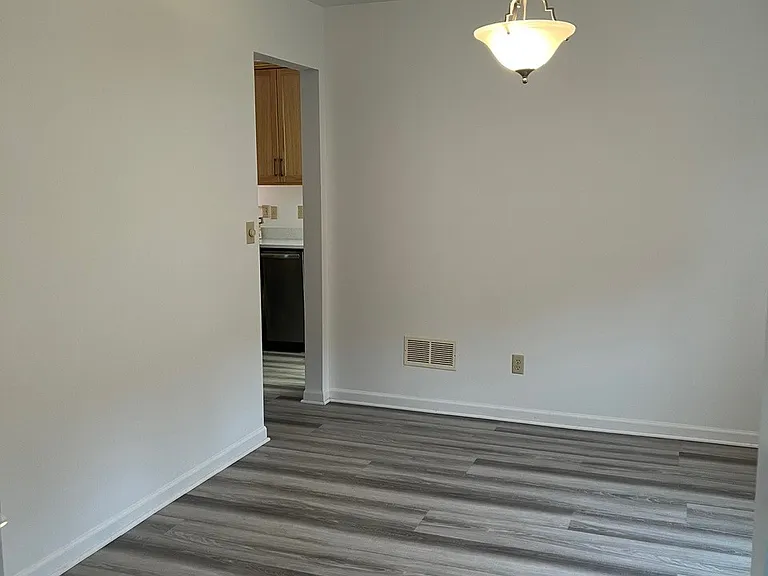 Dining Room (10'4"x 1' 3")