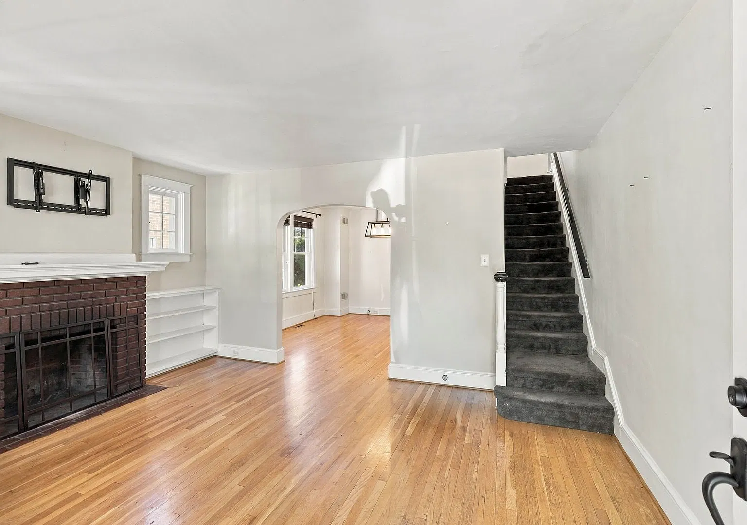 Beautiful 3 BR Home in Grandview Heights! — Photo 3