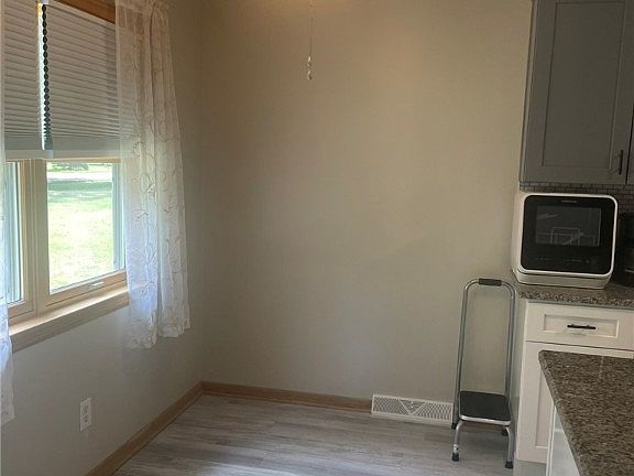 3rd image of 5166 Whitethorn Ave