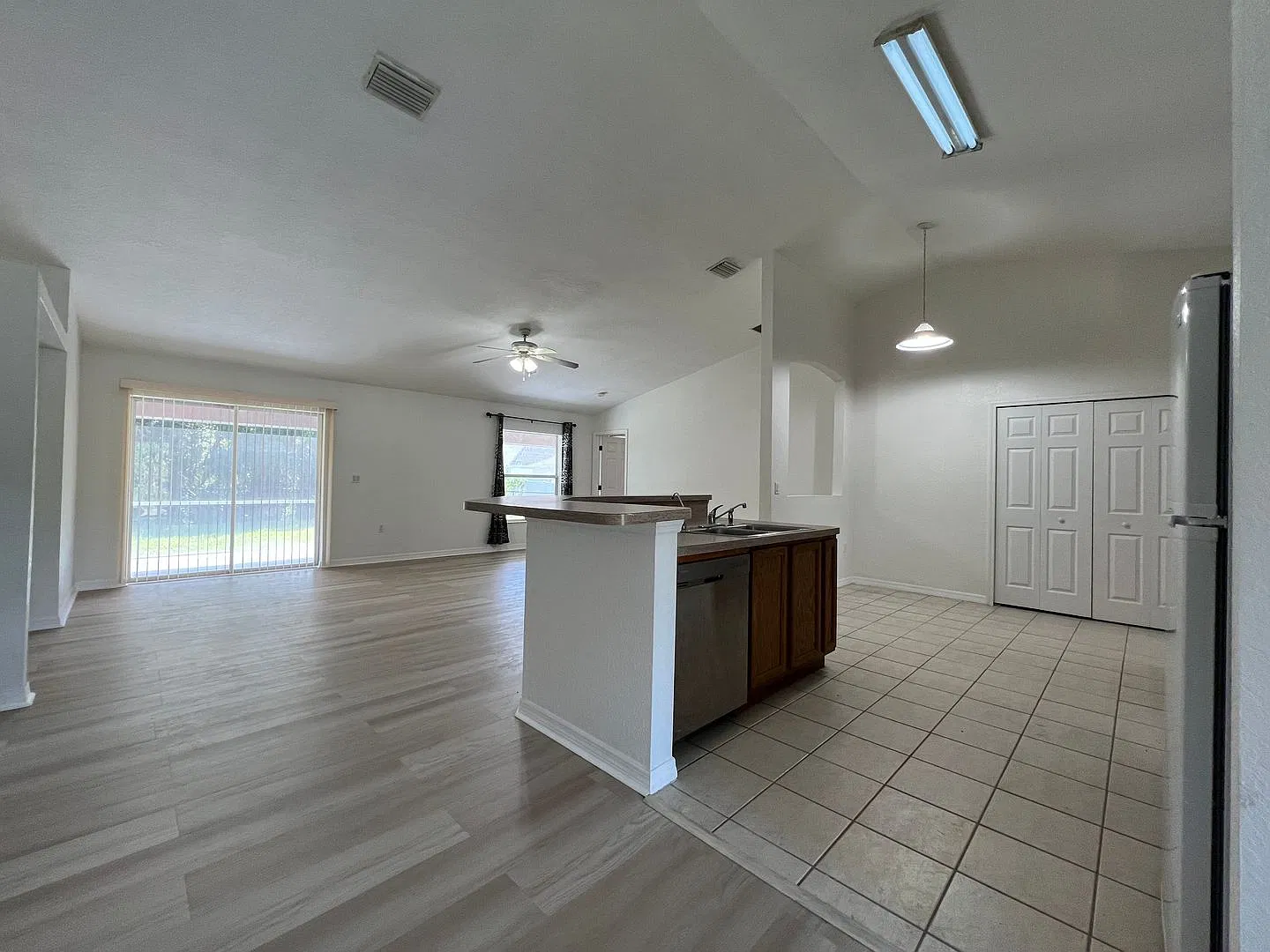 $1,895 ** 3 Bed / 2 Bath * Single Family Home — Photo 2