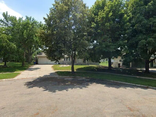 1042 Yosemite Ln, Brookings, SD 57006