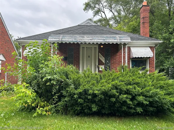 18573 Elkhart St, Harper Woods, MI 48225