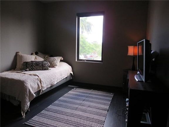 4th image of 389 NW 17th St #1