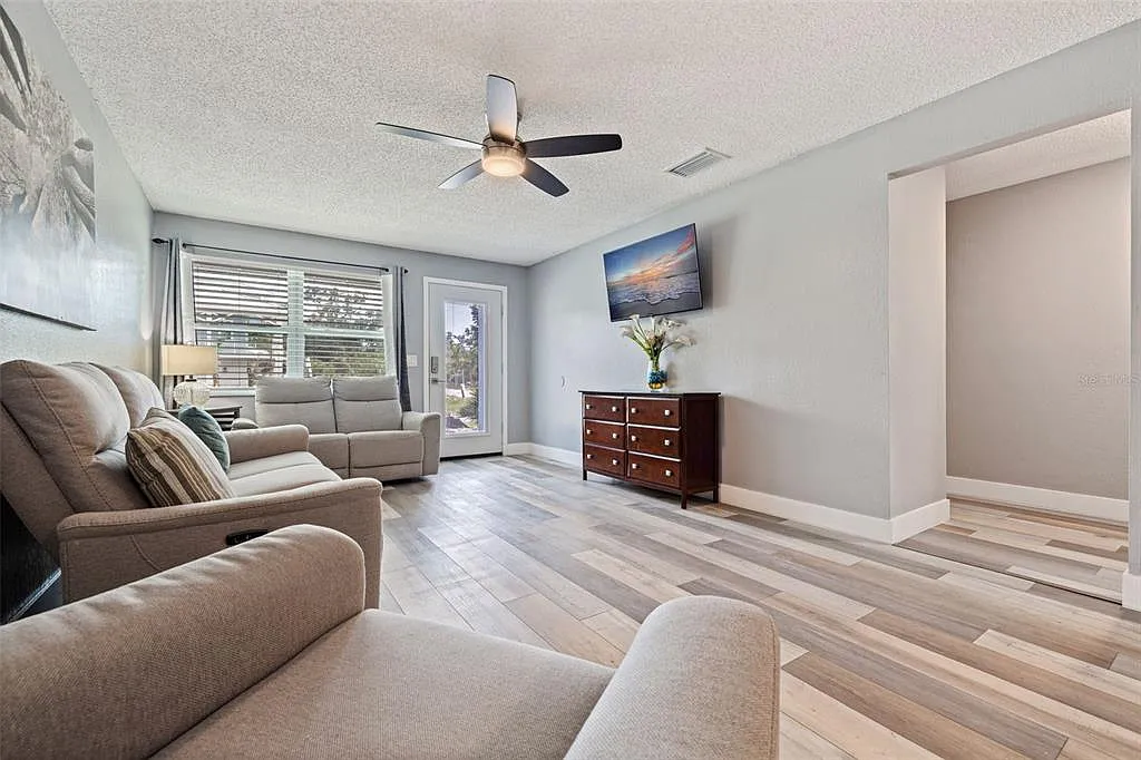 3 bed, 2.0 bath, 2814 sqft, $2,500 — Photo 4