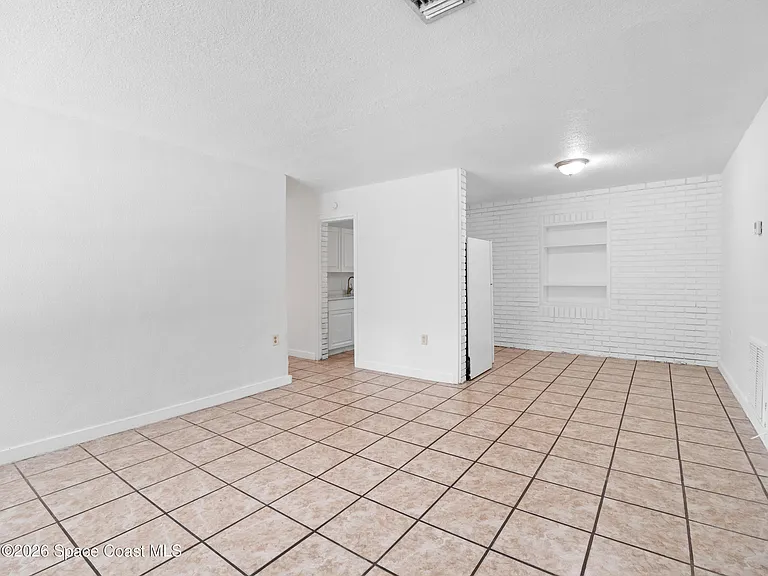 87 NW Irwin Ave — Photo 5