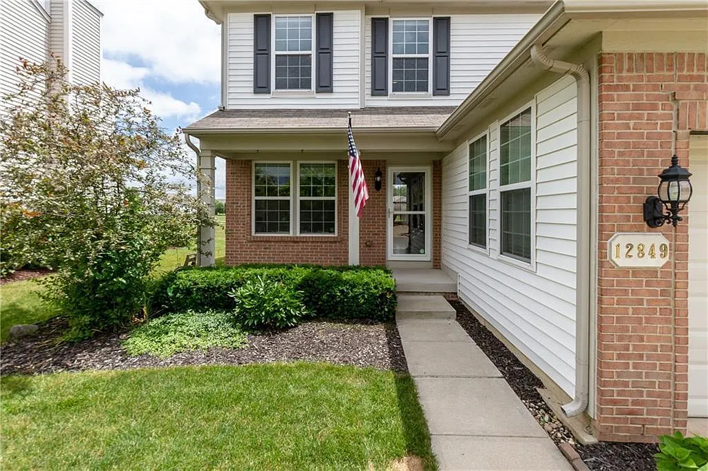 4 bed, 3.5 bath, 2640 sqft, $2,600 — Photo 2