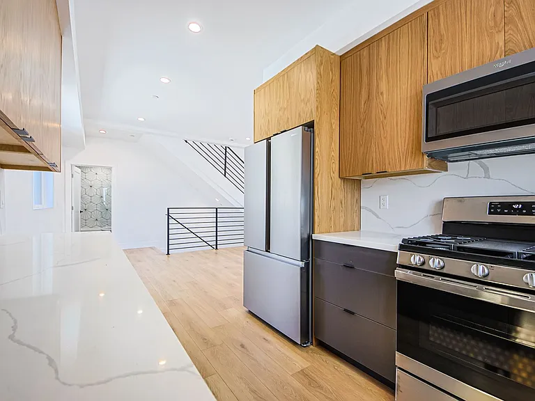 2851 S Victoria Ave — Photo 9