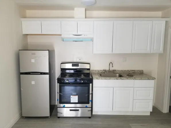 402 Orange Ave E, Long Beach, CA