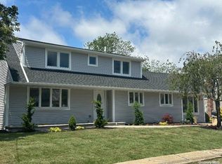 540 Everdell Ave, West Islip, NY 11795