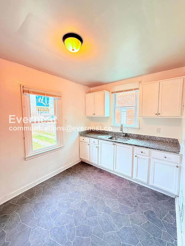 Building Photo - 5747 Lakepointe St
