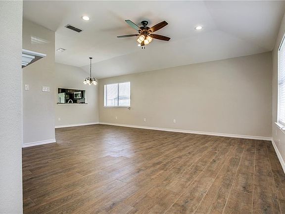5th image of 2934 Gray Oak Dr