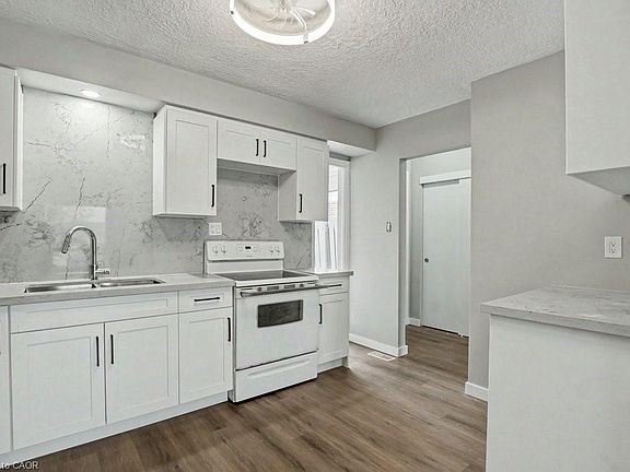 3rd image of 104 Ralgreen Cres