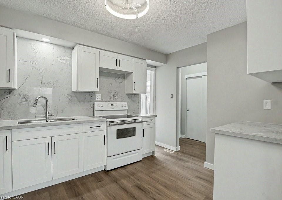 1st image of 104 Ralgreen Cres