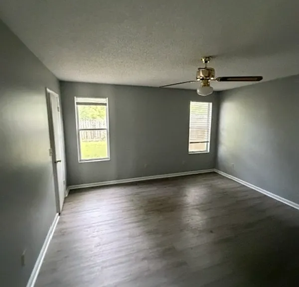 5061 Knightsbridge Cir N — Photo 2