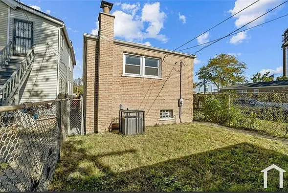 3 bed, 930 sqft, $1,500 — Photo 3