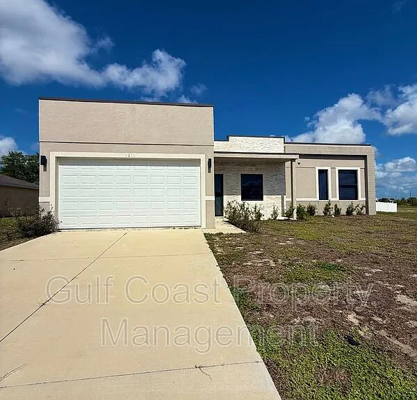 2216 NE 10th Pl — Photo 1