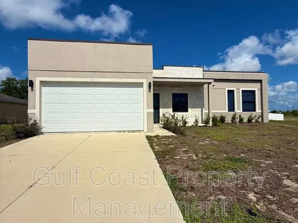 2216 NE 10th Pl, Cape Coral, FL 33909