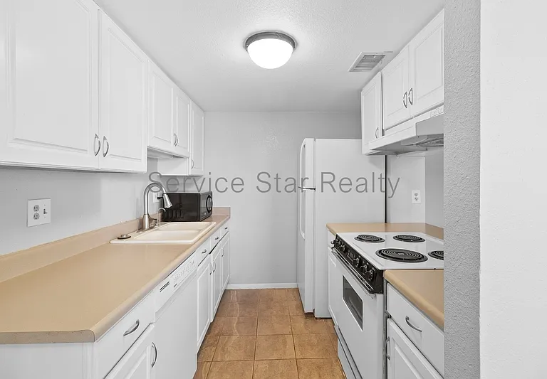 10215 N 8th Pl — Photo 6