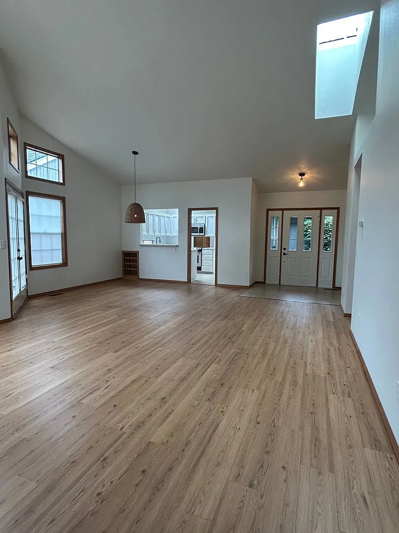 2 BD Tigard Home with Landscaping and Garbage Included! — Photo 3