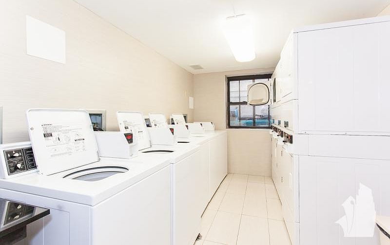 1st image of 552 W Oakdale Ave #526