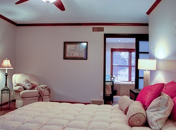 Master Suite w/ spa bath