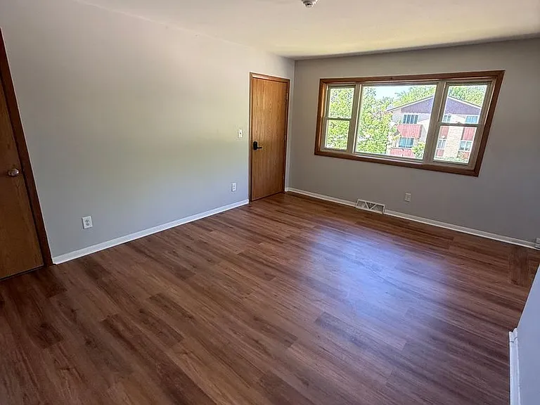 325 Sentinel Dr — Photo 10