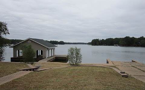 2nd image of 124 Island Dr