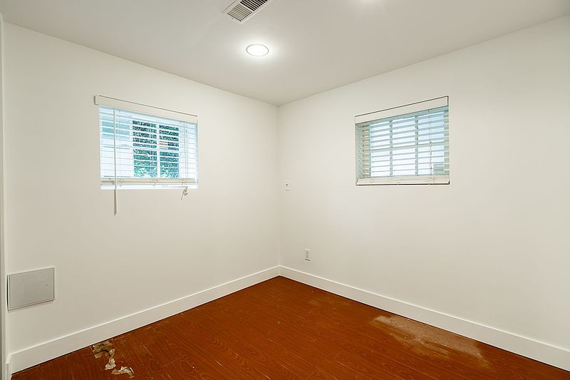 North Vancouver Apartment for rent - 2 Bedrooms — photo 9