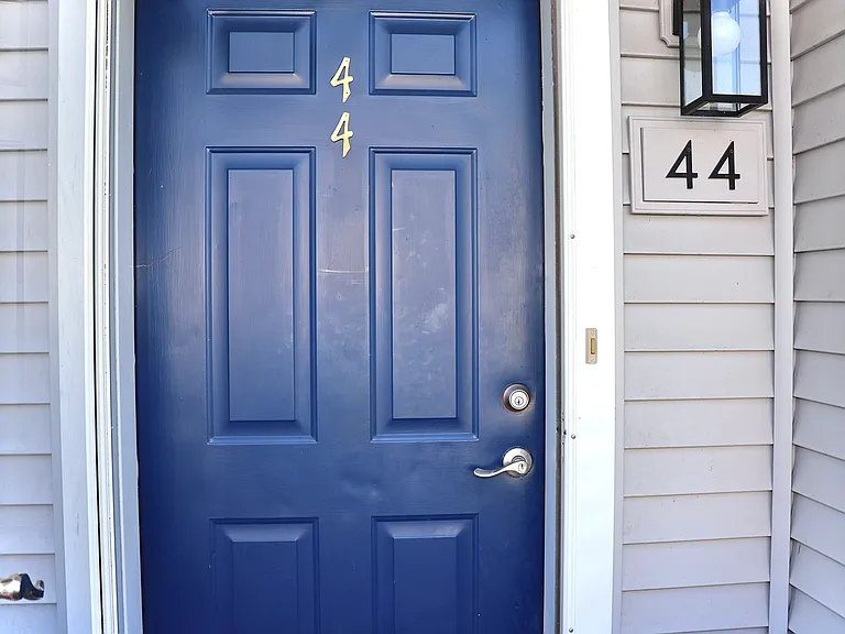 44 Courtyard Dr — Photo 2