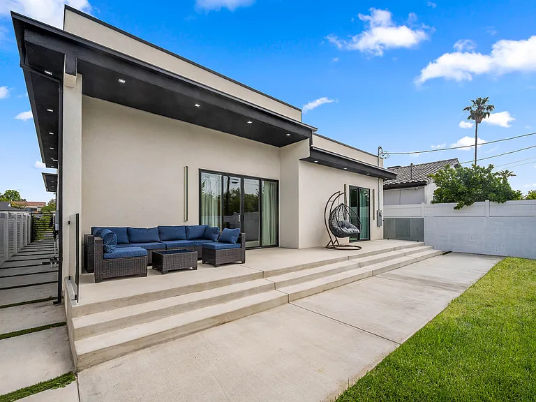 13516 Hamlin St — Photo 44