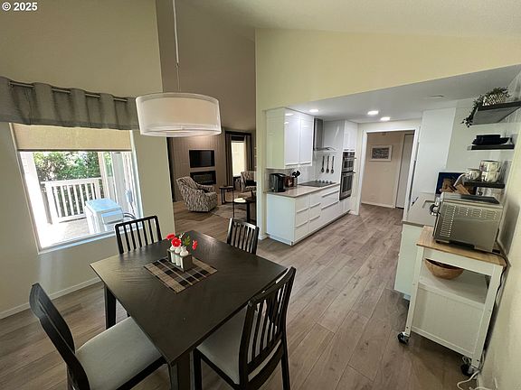 3rd image of 2512 SE Baypoint Dr #U40