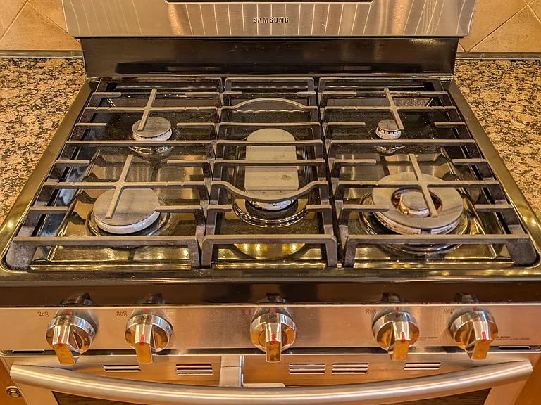Advanced gas range has power burner, simmer burner, and oversized burner. Also a split oven providing two independent temperature ovens, or one extra large single oven.