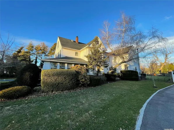 17 S Montgomery Avenue, Bay Shore, NY 11706