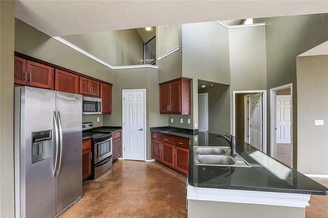 4 bed, 2.0 bath, 1935 sqft, $4,295 — Photo 2